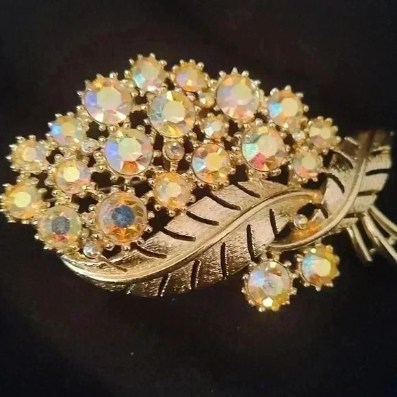 Beautiful vintage Coro pink iridescent rhinestone pin - Picture 4 of 4